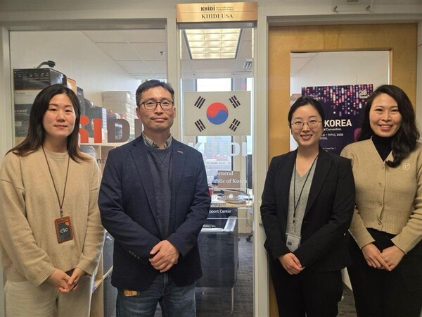 권민지 한국보건산업진흥원 미국지사 연구원(왼쪽부터) , 박순만 미국지사장, 이혜신 뉴로핏 사업개발팀 매니저, 김진아 연구원이 뉴로핏 케임브리지 이노베이션 센터 C&D 인큐베이션 오피스에서 기념촬영을 하고 있다. / 뉴로핏