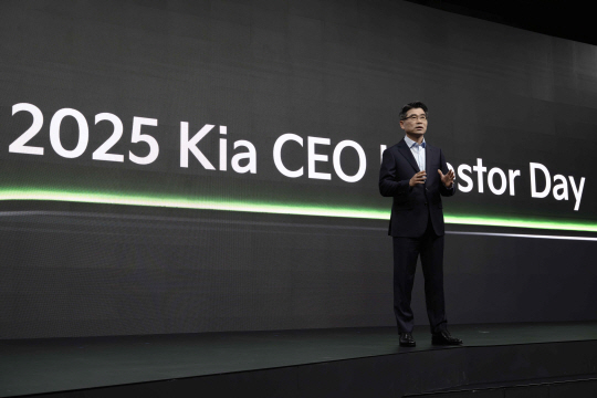 송호성 기아 사장이 9일 서울 중구 신라호텔에서 열린 ‘2025 CEO 인베스터 데이’에서 기아의 중장기 사업 전략에 대해 설명하고 있다. 기아 제공.