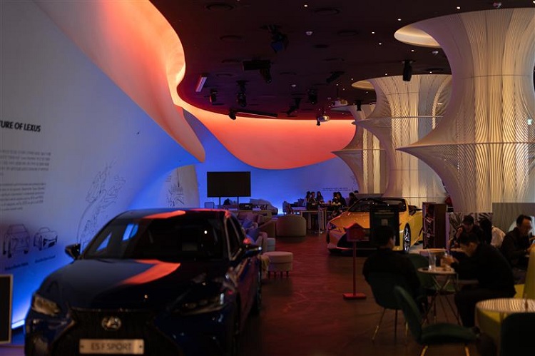 한국토요타자동차가 지구의 날을 맞아 22일 오후 8시부터 전국 토요타·렉서스 전시장 및 서비스센터와 잠실 롯데몰에 위치한 렉서스 커넥트투 카페의 필수 전력을 제외한 모든 실내외 조명을 소등한다. 사진은 잠실 롯데몰 렉서스 커넥트투 카페. / 한국토요타자동차