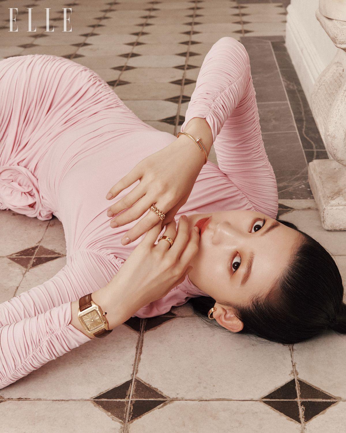 플라워 장식이 포인트인 핑크 저지 드레스는 Magda Butrym H&M.