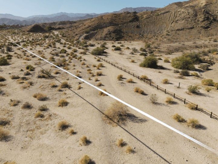 Desert X 2025 작품 중 라파엘 헤프티(Raphael Hefti)의 ″TV에서 입을 수 없는 다섯 가지″는 과학적 시각을 통해 지각과 비물질성을 탐구하는 작품.