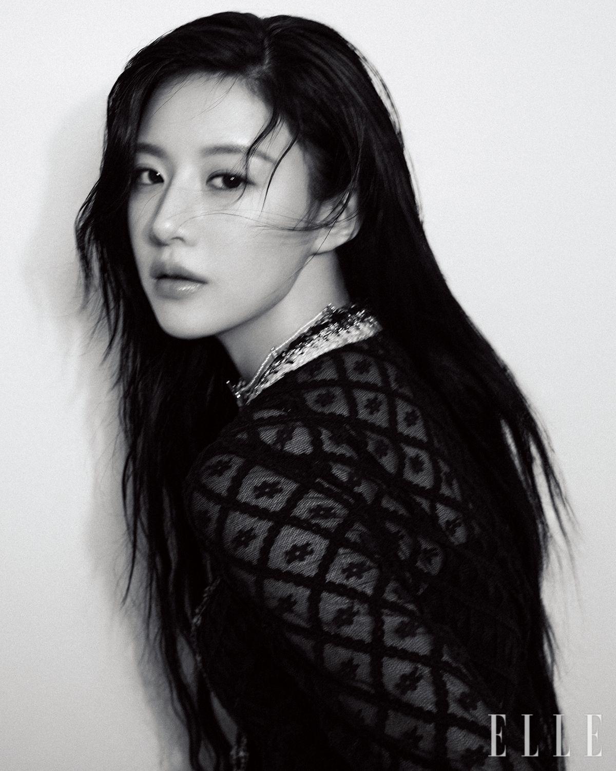  레이스 디테일이 돋보이는 재킷과 진주 네크리스는 모두 Chanel.