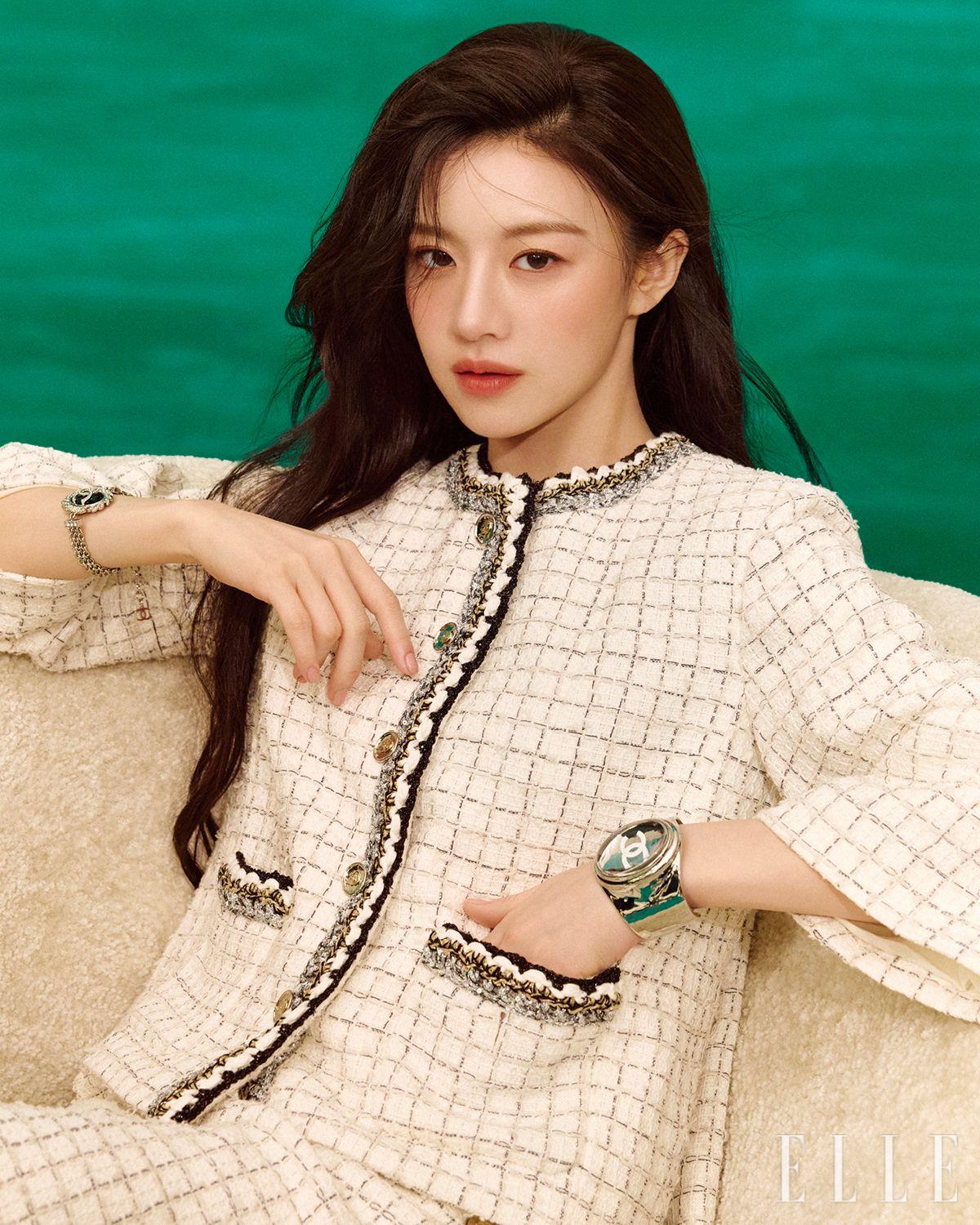 체크 패턴의 트위드 재킷과 스커트, 로고 브레이슬릿과 볼드한 실버 로고 뱅글은 모두 Chanel.