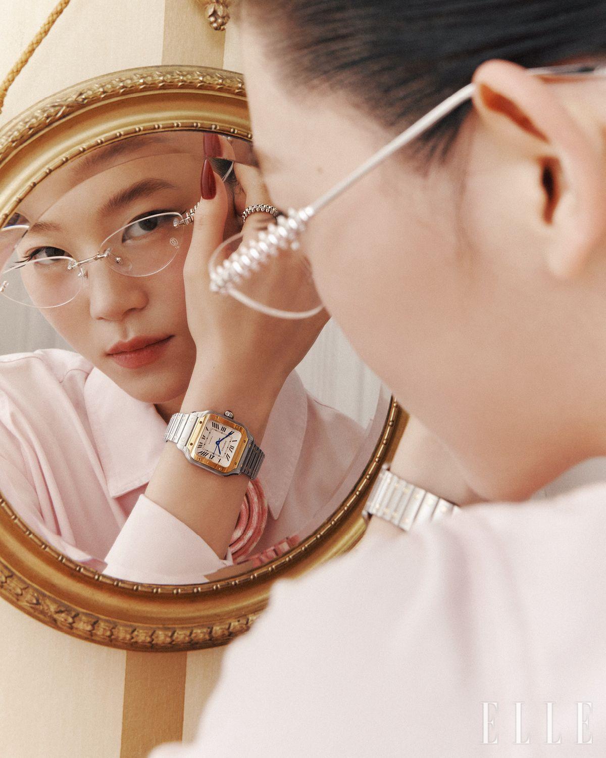 안경은 Cartier by Kering Eyewear. 핑크 셔츠 드레스와 넥타이는 모두 TandT.