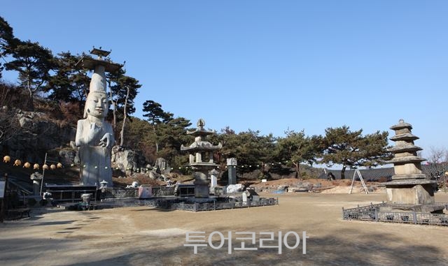 관촉사. 미륵불 앞에 석등, 석등 앞에 석탑이 배치되어 있다ⓒ한국관광공사 이정화 여행작가