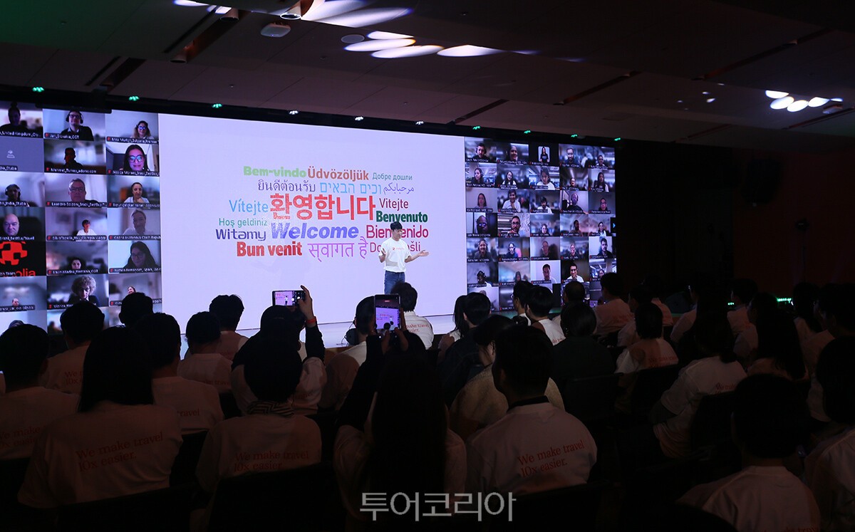 야놀자 창립20주년 행사_온오프라인 임직원들에게 세계 각국의 언어로 인사하는 이수진 대표