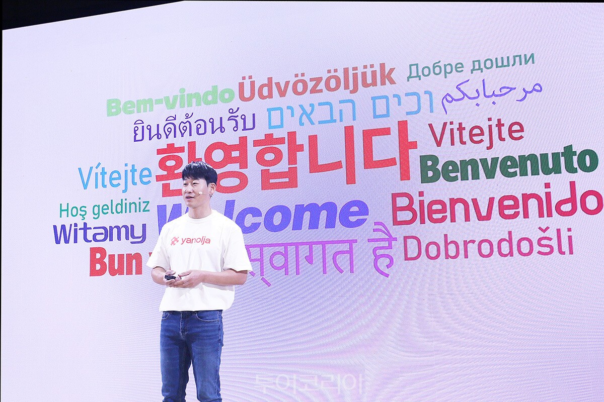 세계 각국의 언어로 인사하는 이수진 야놀자 총괄대표