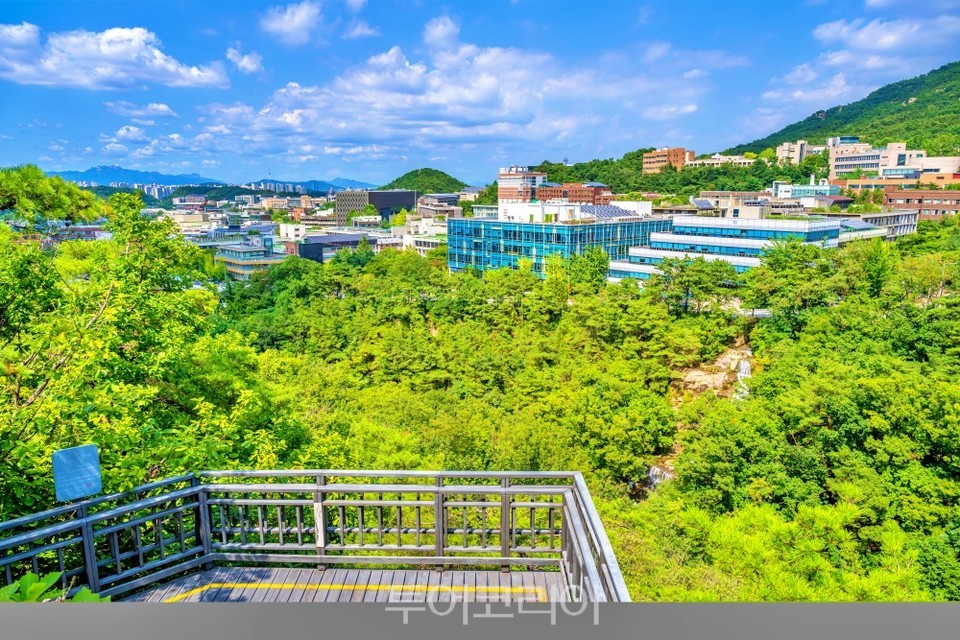 관악산 무장애숲길 등반형 숲길을 오르며 바라본 서울대학교의 풍경 ／ 사진－서울관광재단