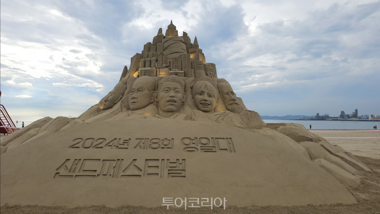 영일대 해수욕장의 메인 모래 작품 ‘포항의 성장·사랑 이야기 그리고 미래’/사진-포항시