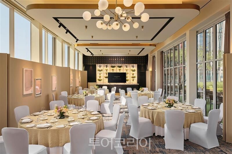 콘래드 서울(Conrad Seoul) 버티고 라운드 테이블 셋업 버티고 스프링 커피 브레이크 버티고 스탠딩 & 야외 /사진-콘래드서울