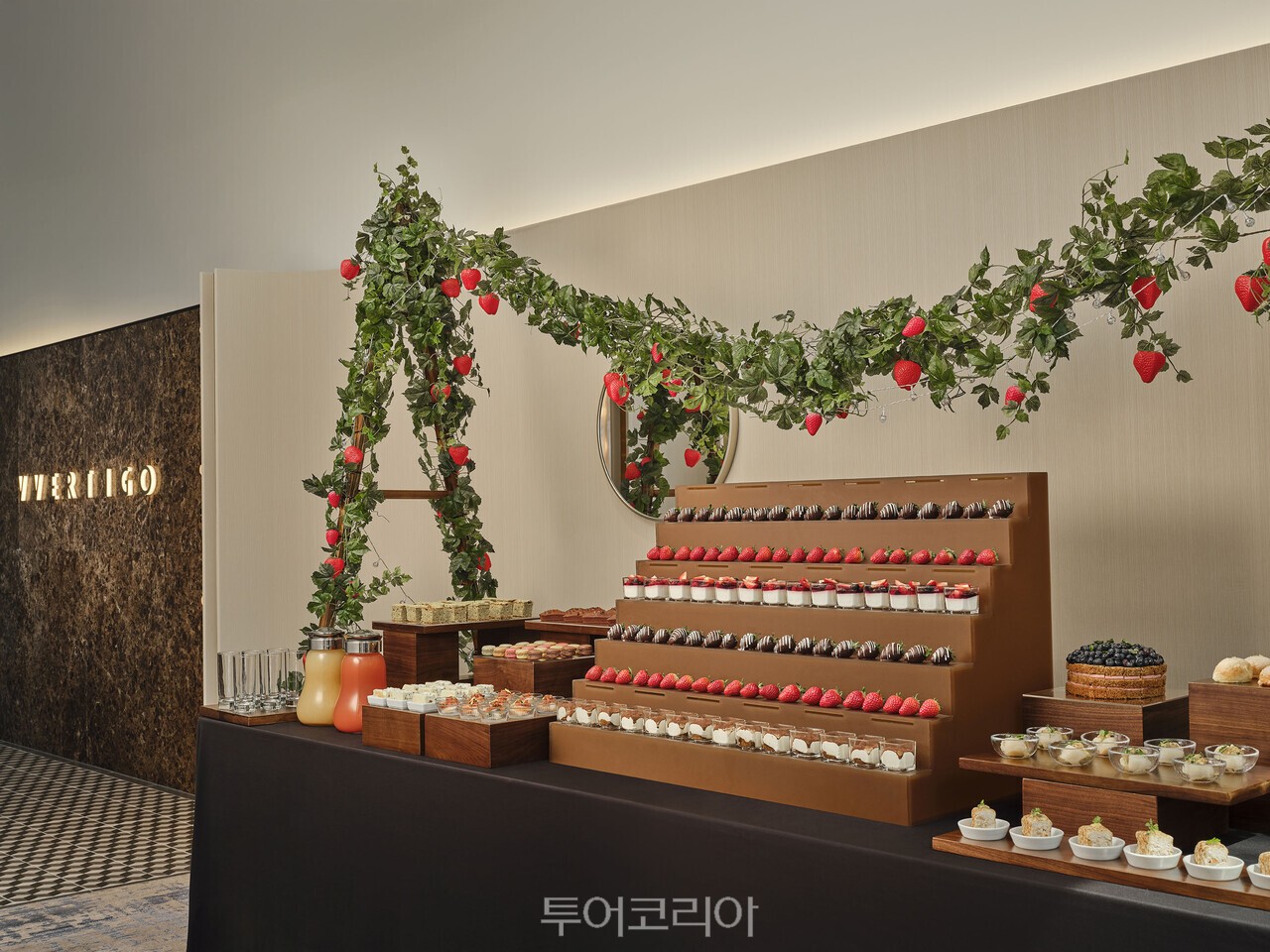 콘래드 서울(Conrad Seoul) 버티고 라운드 테이블 셋업 버티고 스프링 커피 브레이크 버티고 스탠딩 & 야외 /사진-콘래드서울