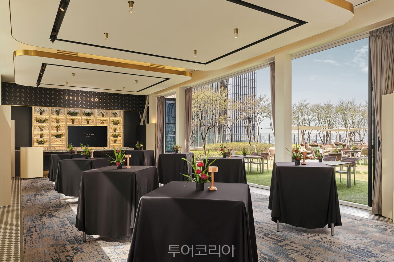콘래드 서울(Conrad Seoul) 버티고 라운드 테이블 셋업 버티고 스프링 커피 브레이크 버티고 스탠딩 & 야외 /사진-콘래드서울