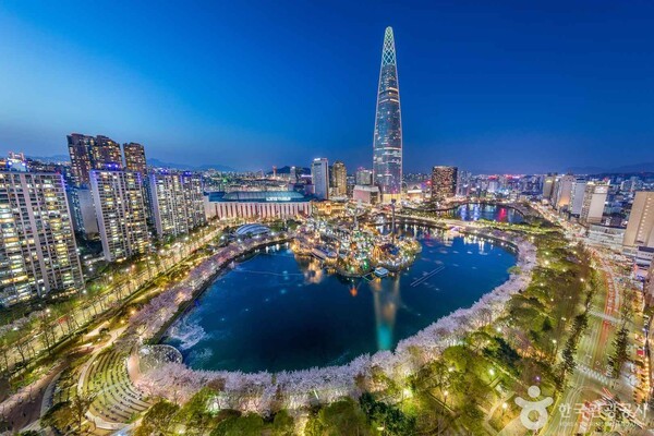 석촌호수 벚꽃길 (출처 = ⓒ한국관광공사 포토코리아-유계정)