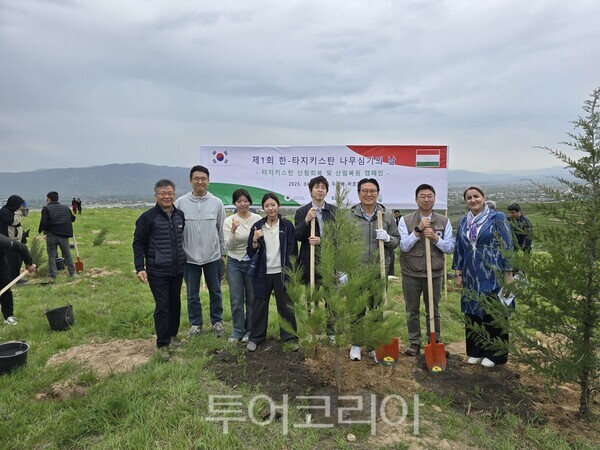 전성식(오른쪽 세번째) 주타지키스탄 한국대사와 참석자들이 기념사진을 촬영하고 있다/사진-산림청