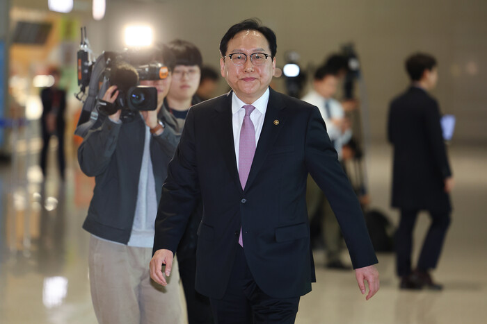 정인교 산업통상자원부 통상교섭본부장이 8일 관세 협상을 하려고 인천국제공항 제2여객터미널을 통해 미국으로 출국하고 있다. (사진=연합뉴스)