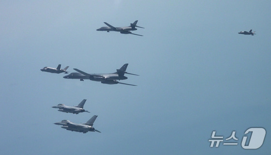 F-35A and F-16 from the Republic of Korea Air Force and F-16s from the U.S. are conducting joint air exercises. 2024.4.15 / News1