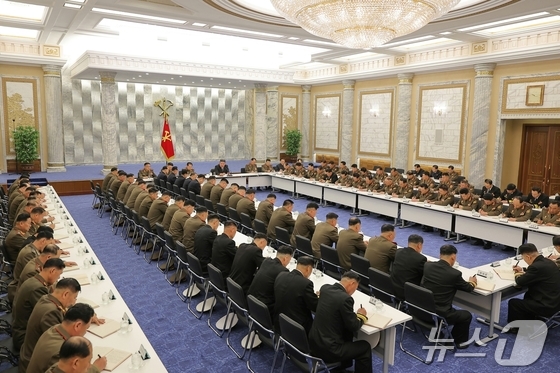 The 8th expanded meeting of the 8th Central Military Commission was held at the party\'s headquarters, chaired by Kim Jong Un / Rodong Sinmun