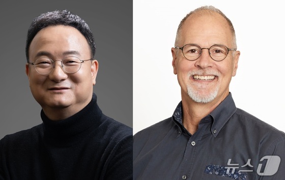 LG Innotek CEO and President Mun Hyeok Soo (left) and Boston Dynamics CEO Robert Playter / Photo courtesy of LG Innotek