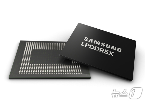 Samsung Electronics has started mass production of 12GB and 16GB LPDDR5X DRAM packages built on a 12nm process—the industry\'s thinnest to date. (Provided by Samsung Electronics) / August 6, 2024