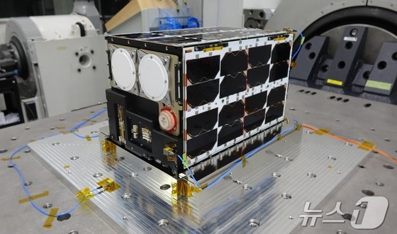 A CubeSat (K-RadCube) launched on NASA\'s Artemis 2 spacecraft (Provided by KASA) / News1