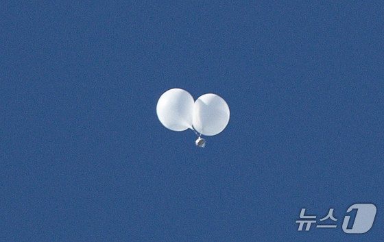 A trash balloon sent by North Korea last year. October 4, 2024 / Photo courtesy of News1 © News1, Reporter Lee Jae Myung