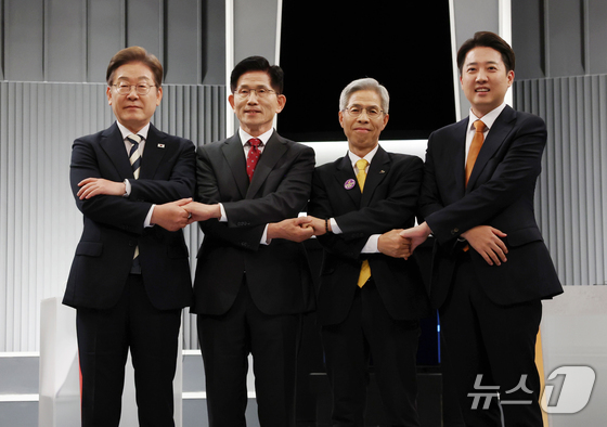From left, Lee Jae Myung of the Democratic Party, Kim Moon Soo of the People Power Party, Kwon Young Guk of the Democratic Labor Party, and Lee Jun Seok of the Reform Party, presidential candidates. 2025.5.23/ Photo courtesy of News1 © News1 National Assembly Photo Journalists