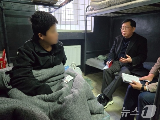 Rep. Yoo Yoog Won of the People Power Party meets with North Korean soldiers sent to Russia who were captured in Ukraine /Photo courtesy of the office of Rep. Yoo Yoo Won) 2025.3.4