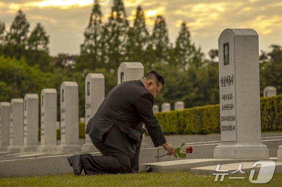 Kim Jong Un visits the grave of Hyun Chol Hae at the Sinmiri Patriotic Martyrs\' Cemetery on May 18. / Rodong Sinmun