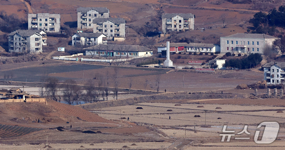 North Koreans come and go from the Jogang Observatory of Aegibong Peace Ecopark in Gimpo, Gyeonggi Province, South Korea. 2025.1.12