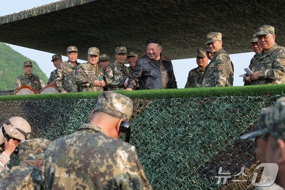 Kim Jong Un watched an artillery match between artillery detachments of the KPA\'s large combined units. / Rodong Sinmun
