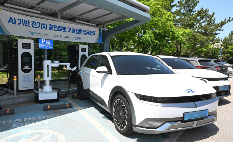 인공지능(AI) 기반 전기차 자동 충전 로봇으로 아이오닉5 차량을 충전하는 모습. 현대자동차·기아 제공