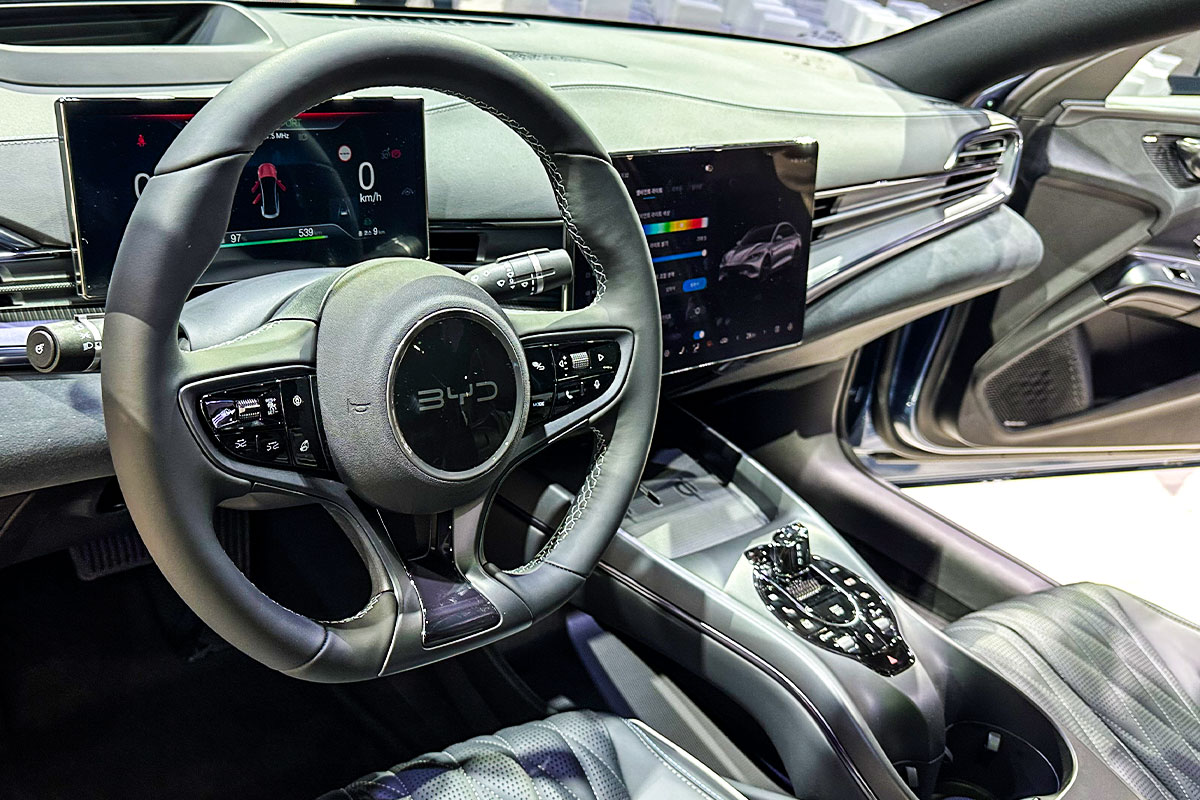 BYD 아토3 - 후진 레이더 오류 - OTA 업데이트 지연 - 전기차 판매량 - 수입 전기차 1위 - 일본 전용 경차 - 서비스센터 확장