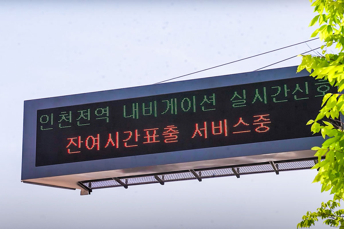 현대차 내비게이션 업데이트 - 실시간 신호등 연동 - 후면 번호판 단속 - 주차장 출입구 안내 - 개인화 추천 기능 - 현대카드 연동
