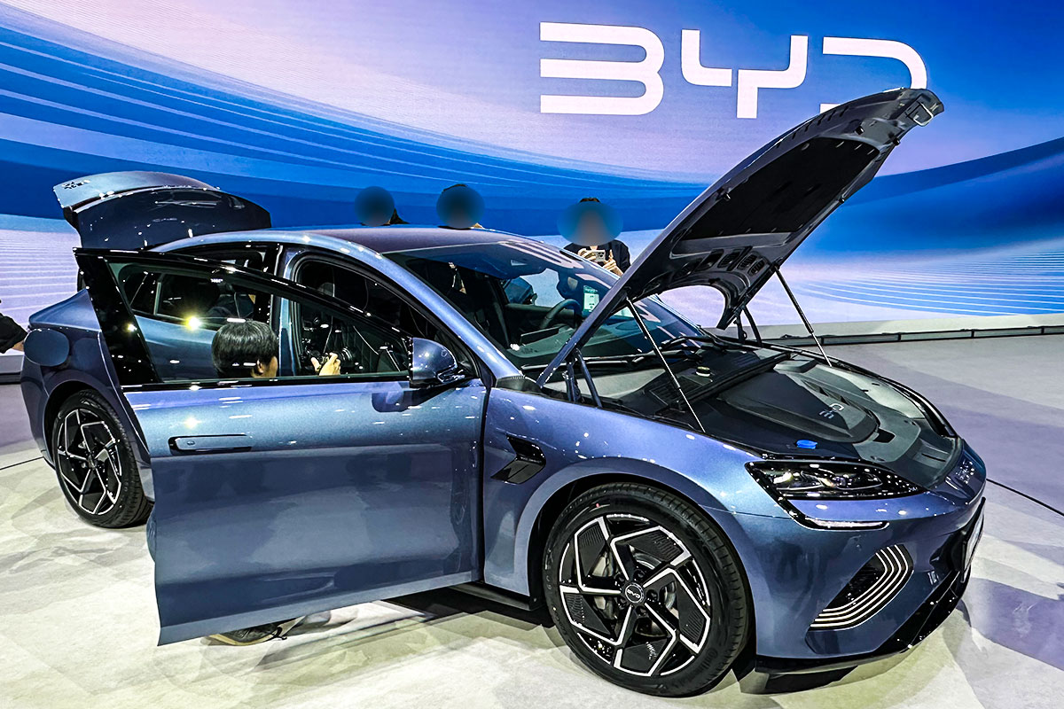 BYD 아토3 - 후진 레이더 오류 - OTA 업데이트 지연 - 전기차 판매량 - 수입 전기차 1위 - 일본 전용 경차 - 서비스센터 확장
