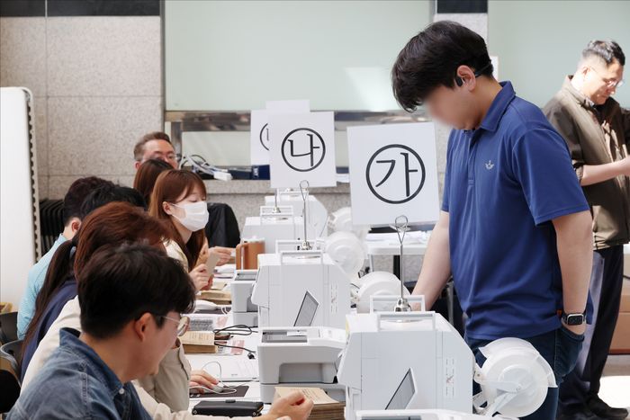 제21대 대통령선거 사전투표가 시작된 29일 오전 서울 중랑구 중랑구청에 마련된 신내2동 사전투표소에서 시민들이 사전투표를 하고 있다. ⓒ데일리안 홍금표 기자