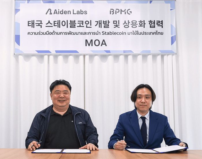 차지훈 비피엠지 대표이사(왼쪽)와 네이튼 장 에이든랩스 대표가 태국 스테이블코인 컨소시엄 공동 참여 업무협약(MOA)을 체결한 후 기념사진을 촬영하고 있다.ⓒ비피엠지