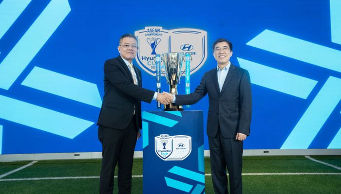 26일(현지시간) 인도네시아 브카시 델타마스 공단에 위치한 현대자동차 인도네시아 공장에서 진행된 조인식에서 (왼쪽부터) 키에프 사메스 동남아시아축구연맹 회장과 김성남 현대자동차 아태권역본부장이 현대컵의 공식 출범을 알리며 악수하고 있다.ⓒ현대자동차