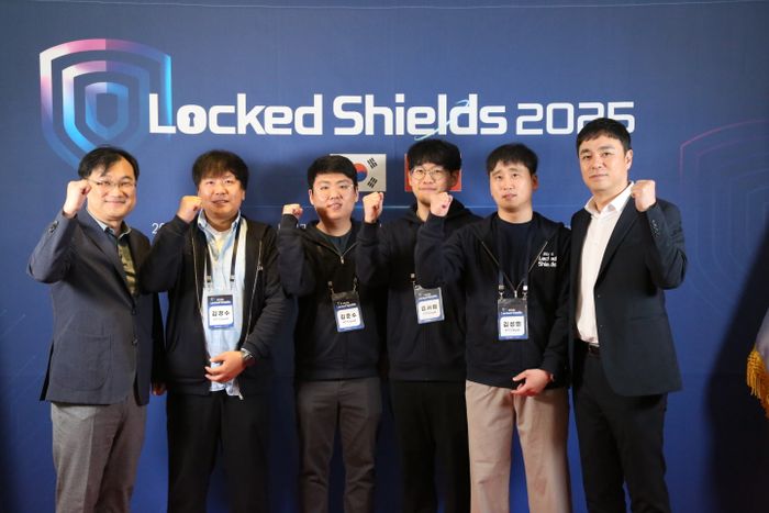 락드쉴즈 2025 훈련 참가 기념 사진. (우측부터) kt cloud 최지웅 대표(첫 번째), 강영익 정보보호담당(여섯 번째)ⓒkt cloud
