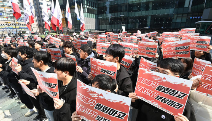 민주노총 산하 화섬식품노조 카카오지회(크루유니언)가 19일 경기도 성남시 카카오 판교 아지트 앞에서 