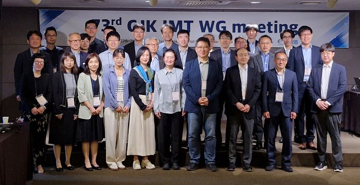 한중일 IMT 표준협력회의 참석자들이 글로벌 협력 강화를 다짐하며 기념사진을 촬영하고 있다.ⓒ한국정보통신기술협회