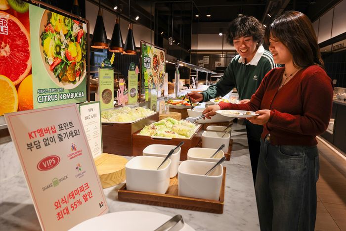 고객들이 서울시 중구에 위치한 빕스 매장에서 5월 멤버십 달달혜택을 이용하는 모습ⓒKT