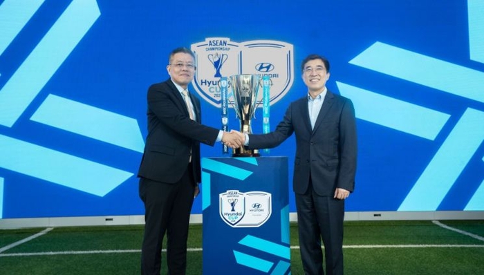 (왼쪽부터)키에프 사메스 동남아축구연맹 회장과 김성남 현대차 아태권역본부장.