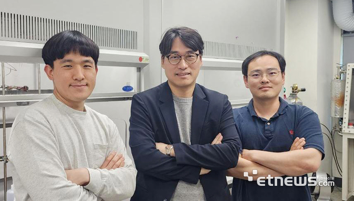 조병기 단국대 화학과 교수 연구팀이  상온에서도 안정적으로 분극을 유지할 수 있는 '강유전 액정 소재'를 세계 최초로 개발했다. 사진은 박성원 박사과정생, 조병기 교수, 변재덕 박사(왼쪽부터)가 기념 촬영했다.