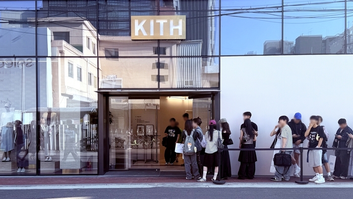 서울 성동구 성수동에 위치한 '키스 서울(Kith Seoul)' 매장 앞에 고객들이 줄을 서 있다.