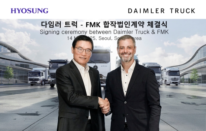 김광철 FMK 대표(왼쪽)와 하랄드 슈미트 다임러트럭 동남아시아 법인 대표