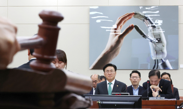 지난해 11월 26일 오전 서울 여의도 국회에서 열린 과학기술정보방송통신위원회 제17차 전체회의에서 인공지능(AI) 기본법이 통과되고 있다. 오른쪽부터 김태규 방송통신위원장 직무대행, 유상임 과학기술정보통신부 장관. 〈자료 연합뉴스〉