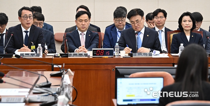 국회 과학기술정보방송통신위원회 SK텔레콤 해킹 관련 청문회가 8일 서울 여의도 국회에서 열렸다. 유영상 SKT 대표가 질의에 답하고 있다. 왼쪽부터 유 대표, 강도현 과학기술정보통신부 제2차관, 유상임 과기정통부 장관, 이진숙 방송통신위원장. 이동근기자 foto@etnews.com