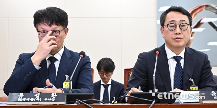 8일 서울 여의도 국회에서 열린 국회 과학기술정보방송통신위원회 SK텔레콤 해킹 관련 청문회. 유영상 SKT 대표(오른쪽)와 류정환 부사장이 질의를 듣고 있다. 이동근기자 foto@etnews.com