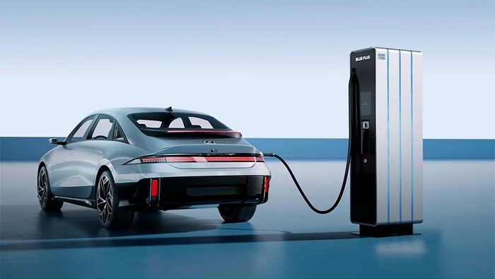 현대케피코가 개발한 블루 플러그로 충전 중인 아이오닉 6.