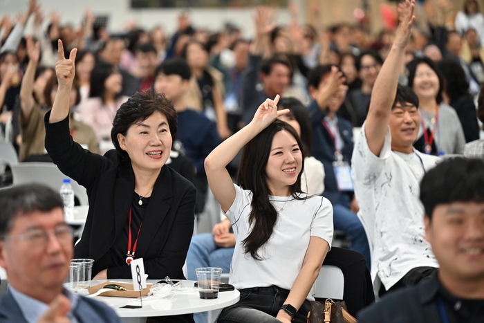 쿠팡 임직원과 가족들이 패밀리 데이 축제를 즐기고 있다.
